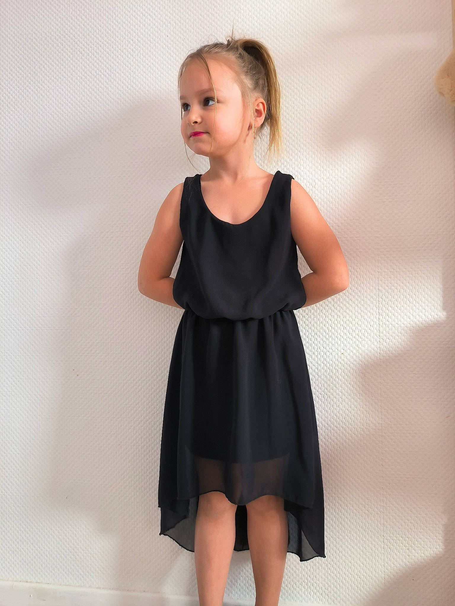 Chloé a rejoint le concours — aidez-le/la à gagner de superbes lots ! arm, baby_toddler_clothing, collar, day_dress, elbow, event, fashion_accessory, fashion_design, formal_wear, gesture, human_body, human_leg, knee, neck, one_piece_garment, pattern, person, sleeve, thigh, toddler