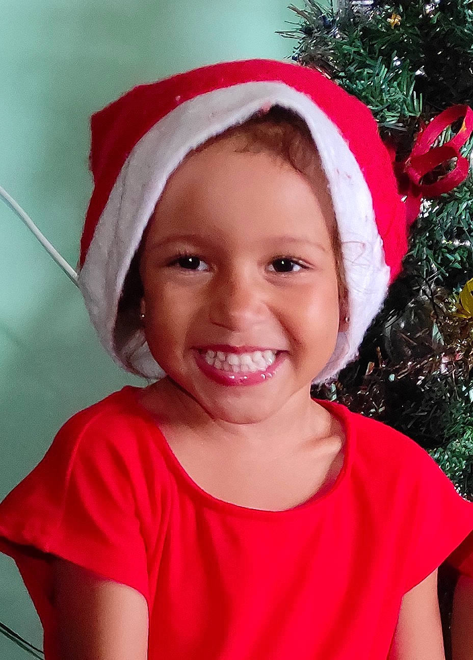 Ayya participe au concours pour gagner de l'argent avec cette photo : cap, child, chin, costume_hat, event, eye, fun, happy, headgear, headwear, holiday, human_body, joy, lip, magenta, outerwear, person, pink, red, skin