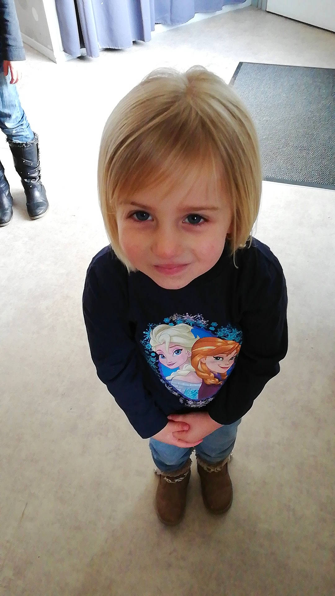 Illyana a rejoint le concours — aidez-le/la à gagner de superbes lots ! cheek, child, iris, outerwear, person, skin, sleeve, smile, standing, t_shirt, toddler