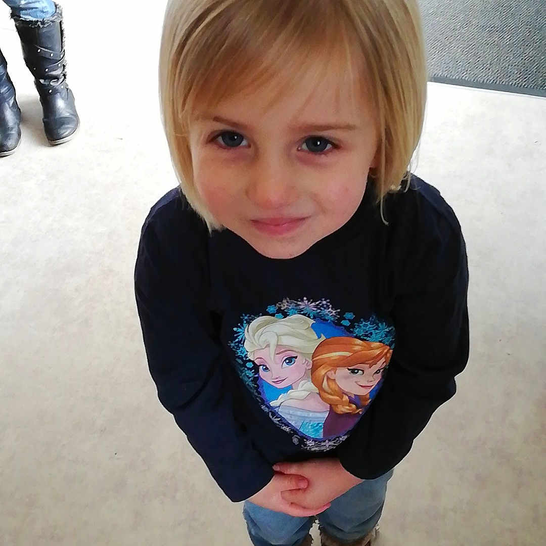 Illyana a rejoint le concours — aidez-le/la à gagner de superbes lots ! cheek, child, iris, outerwear, person, skin, sleeve, smile, standing, t_shirt, toddler