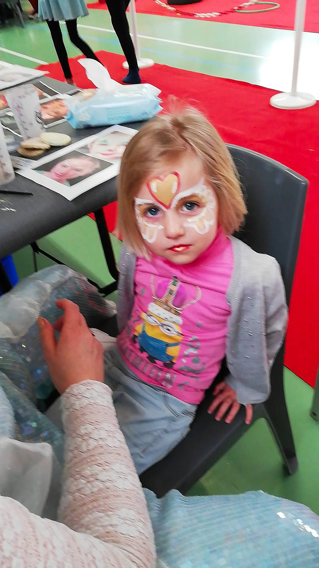 Illyana participe au concours pour gagner de l'argent avec cette photo : child, leg, person, sitting, toddler