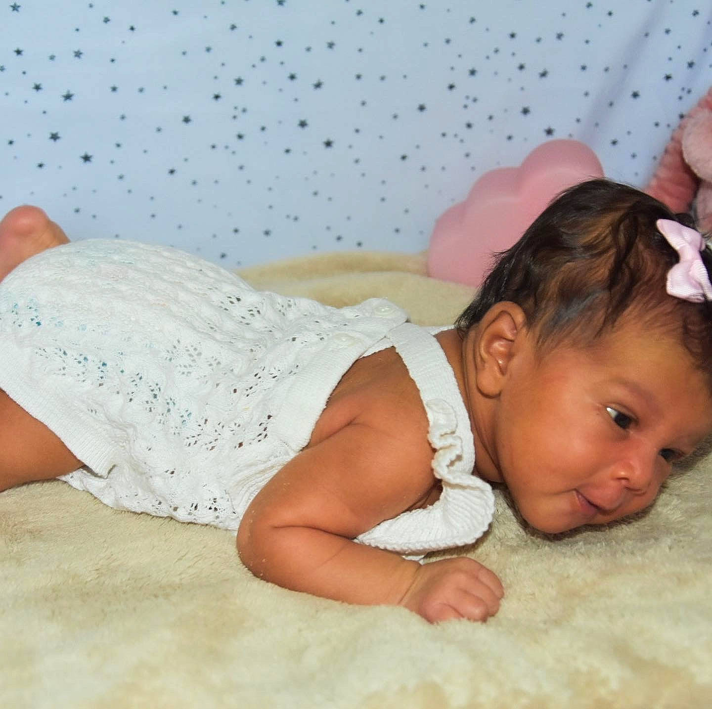 Shiloh-skylee a rejoint le concours — aidez-le/la à gagner de superbes lots ! baby, baby_sleeping, baby_toddler_clothing, barefoot, child, comfort, finger, flooring, happy, human_leg, knee, linens, neck, person, pink, skin, sleeve, textile, thigh, toddler