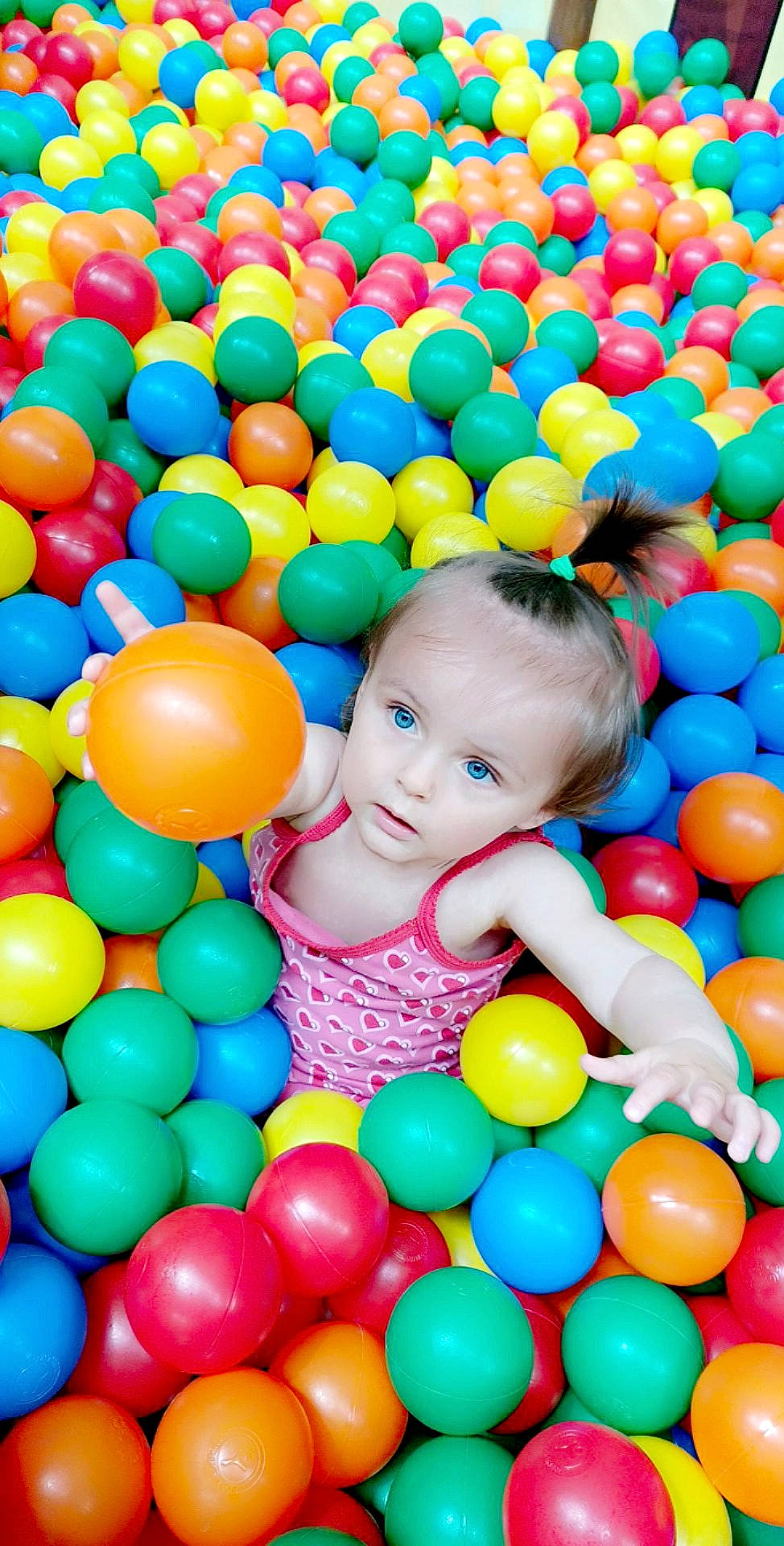 Shanna participe au concours pour gagner de l'argent avec cette photo : ball, ball_pit, beauty, child, face, facial_expression, fun, happy, leisure, organ, people, people_in_nature, person, photograph, playing_sports, product, smile, snapshot, toddler, white