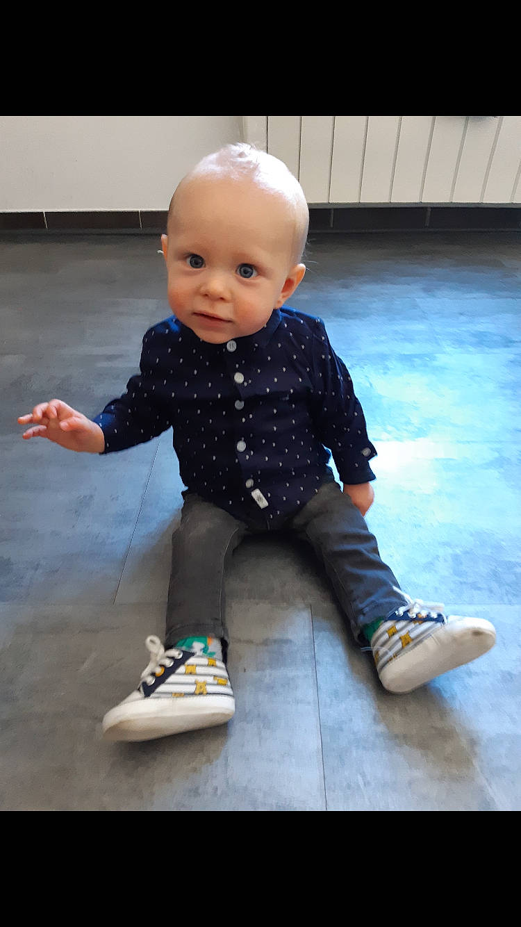 Ylian participe au concours pour gagner de l'argent avec cette photo : child, footwear, person, play, shoe, toddler, toy