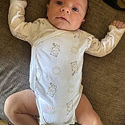 Elyo a rejoint le concours — aidez-le/la à gagner de superbes lots ! arms, baby, child, clothing, couch, cute, expression, fabric, face, furniture, indoor, infant, laying, legs, newborn, onesie, pattern, person, relaxed, skin