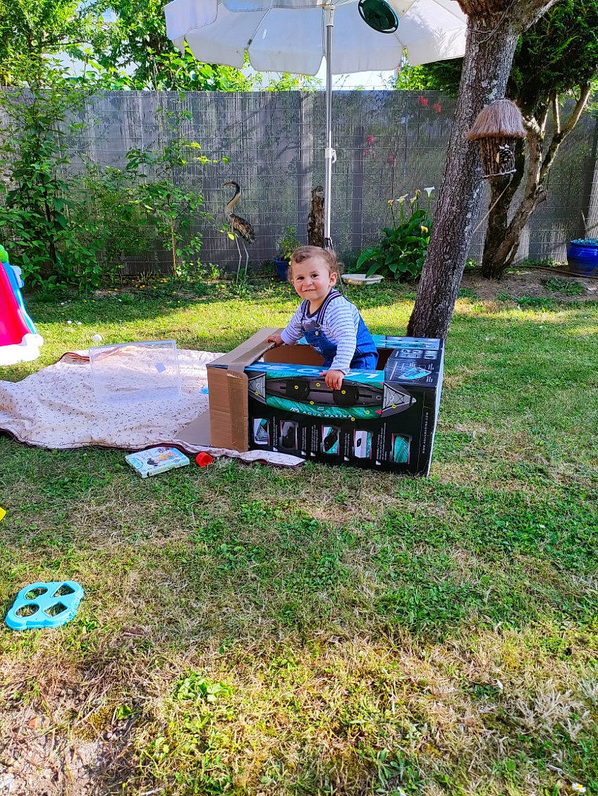 Thiago a rejoint le concours — aidez-le/la à gagner de superbes lots ! baby, chair, child, event, fun, grass, joy, landscaping, lawn, leisure, outdoor_furniture, outdoor_table, person, plant, play, recreation, shade, sharing, soil, table
