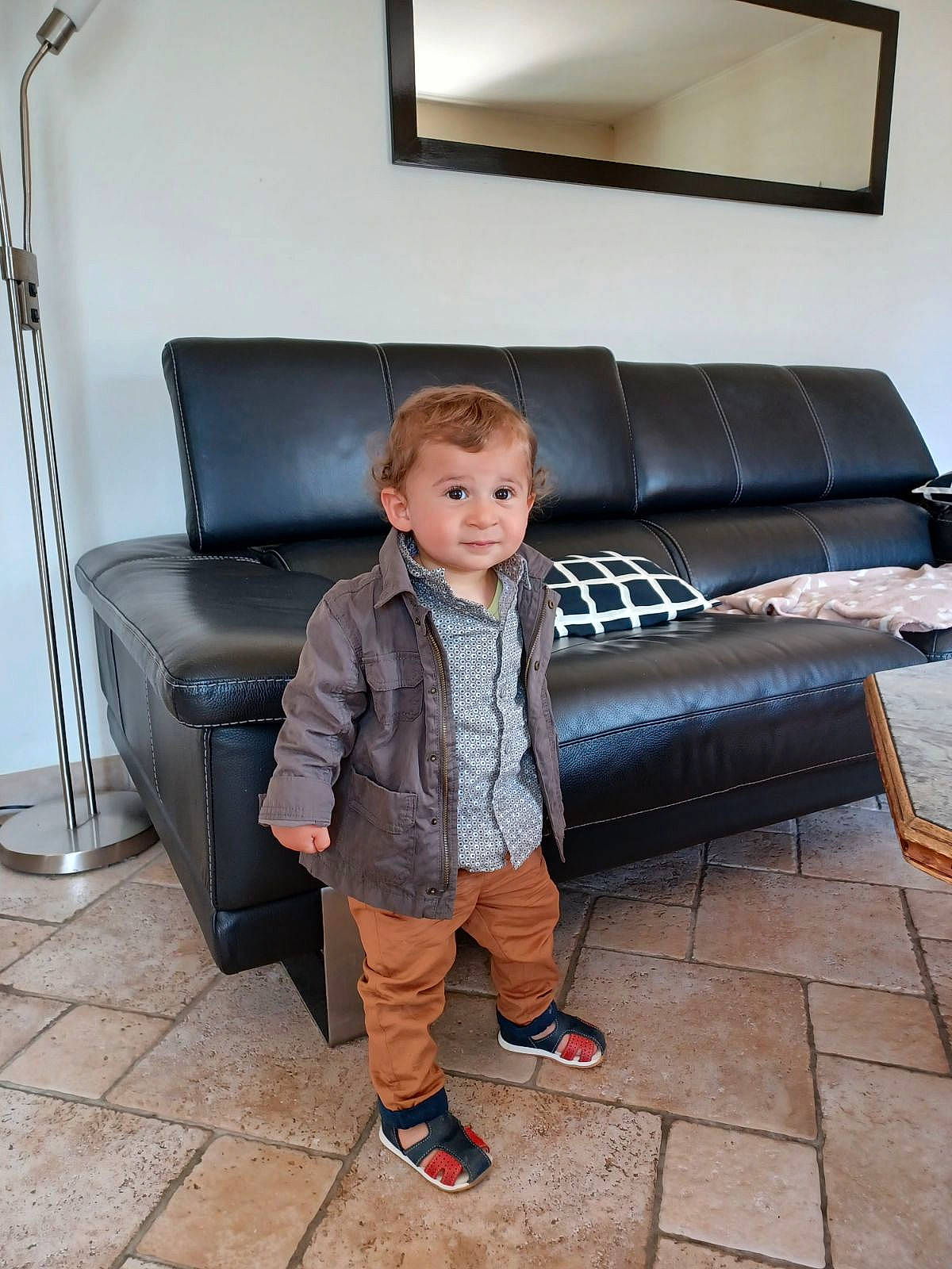 Thiago participe au concours pour gagner de l'argent avec cette photo : automotive_design, beauty, comfort, couch, eye, floor, flooring, furniture, hardwood, joy, leg, living_room, person, picture_frame, rectangle, room, shoe, sitting, sneakers, studio_couch