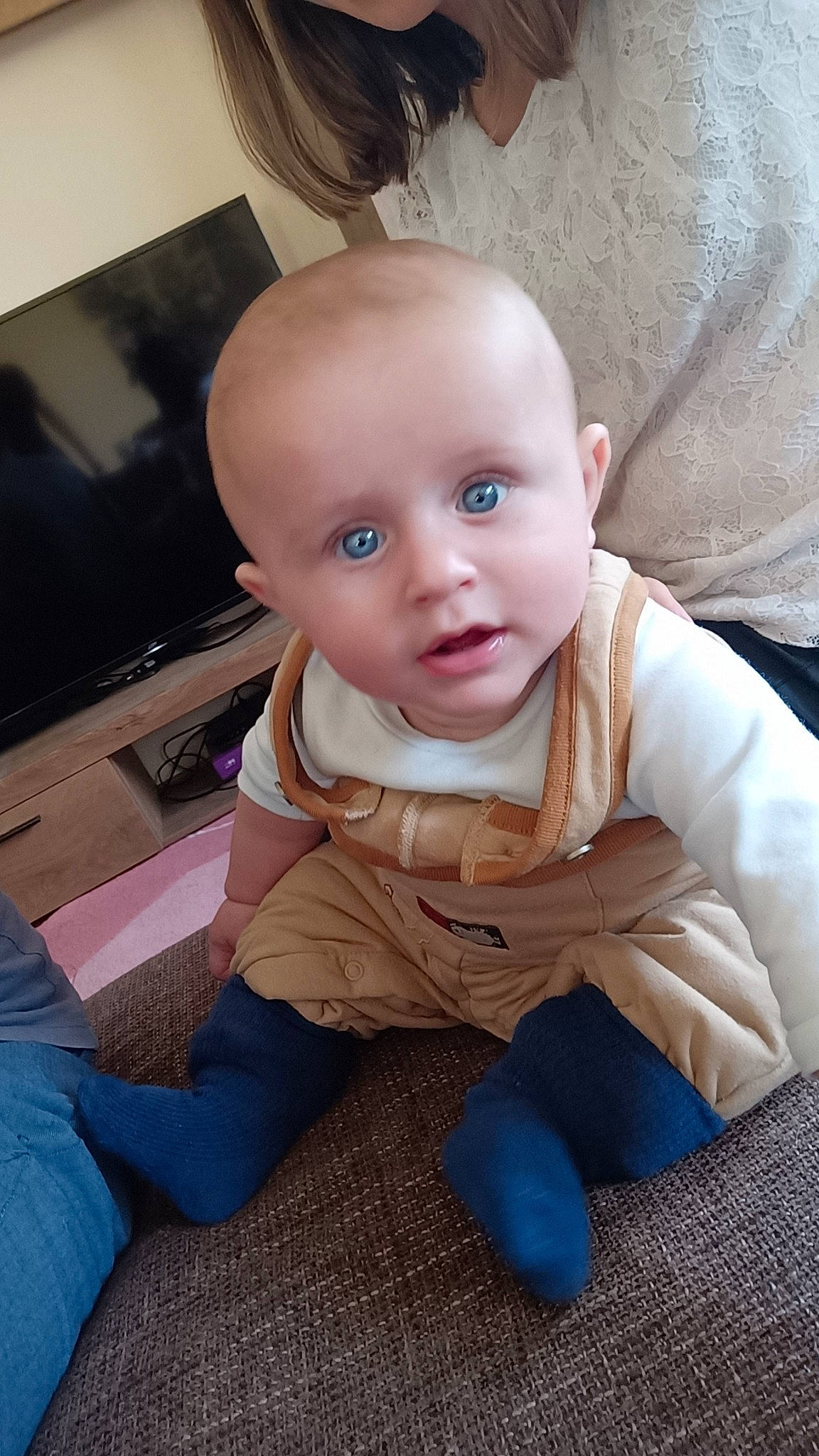 Hermann participe au concours pour gagner de l'argent avec cette photo : baby, baby_toddler_clothing, carpet, cheek, child, comfort, computer_keyboard, display_device, eye, floor, flooring, fun, fur, person, room, sitting, skin, sleeve, television, toddler