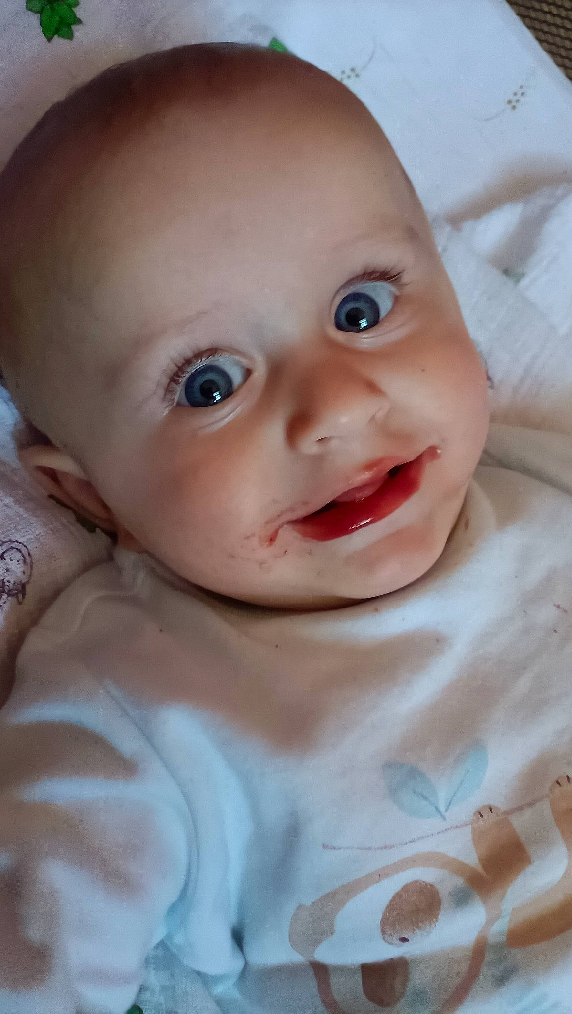 Hermann a rejoint le concours — aidez-le/la à gagner de superbes lots ! baby, baby_toddler_clothing, cheek, child, close_up, ear, eyebrow, eyelash, happy, iris, lip, mouth, neck, nose, person, pink, portrait_photography, skin, sleeve, smile