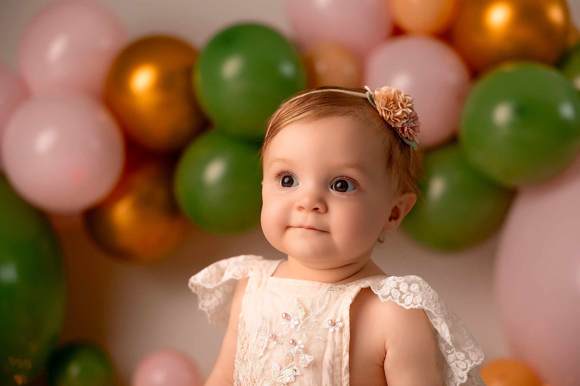 Maddie participe au concours pour gagner de l'argent avec cette photo : baby, toddler, child, portrait, face, headband, balloons, party, celebration, dress, lace, cute, innocent, smile, indoors, soft_light, closeup, decorations, happy, curious