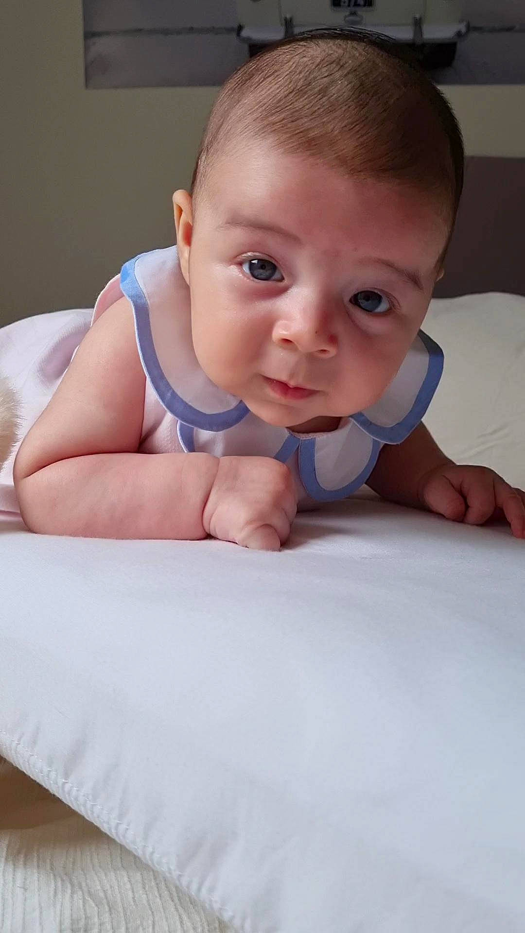 Lana a rejoint le concours — aidez-le/la à gagner de superbes lots ! arm, baby_toddler_clothing, cheek, chin, comfort, eye, eyebrow, face, gesture, hair, hand, head, iris, leg, lip, mouth, nose, person, skin, sleeve