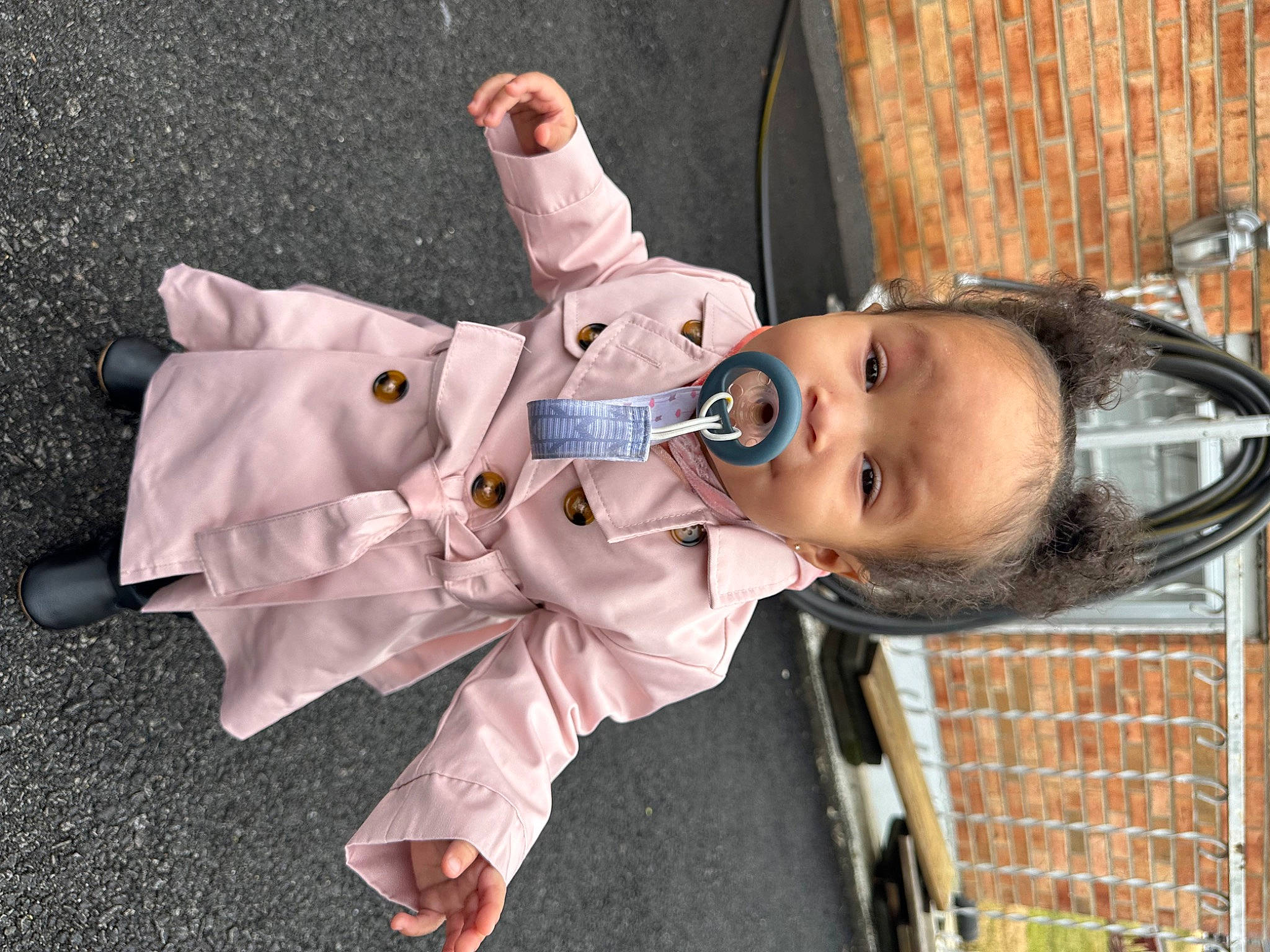 Alaïa is registered to the contest to win money with this photo: child, costume, eyewear, fun, happy, hat, leisure, person, sunglasses, tree, wood