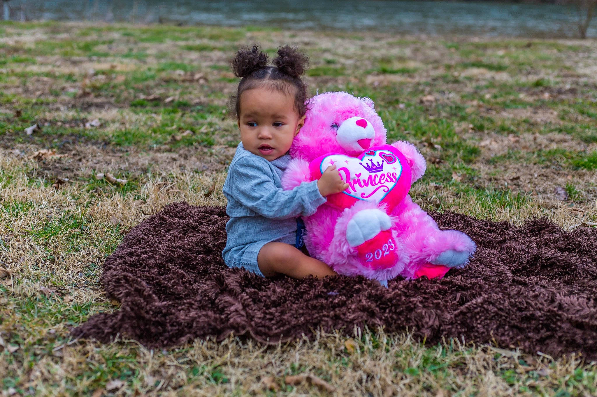 Alaïa is registered to the contest to win money with this photo: baby, baby_toddler_clothing, child, fun, garden, grass, grass_family, grassland, groundcover, happy, landscape, lawn, leisure, magenta, meadow, people_in_nature, person, plant, sitting, soil