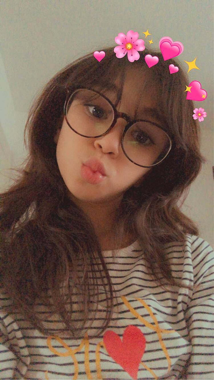 Zineb a rejoint le concours — aidez-le/la à gagner de superbes lots ! beauty, black_hair, cheek, chin, clothing, eyebrow, eyelash, forehead, hair, hair_accessory, hairstyle, headgear, headpiece, lip, long_hair, mouth, nose, organ, person, pink