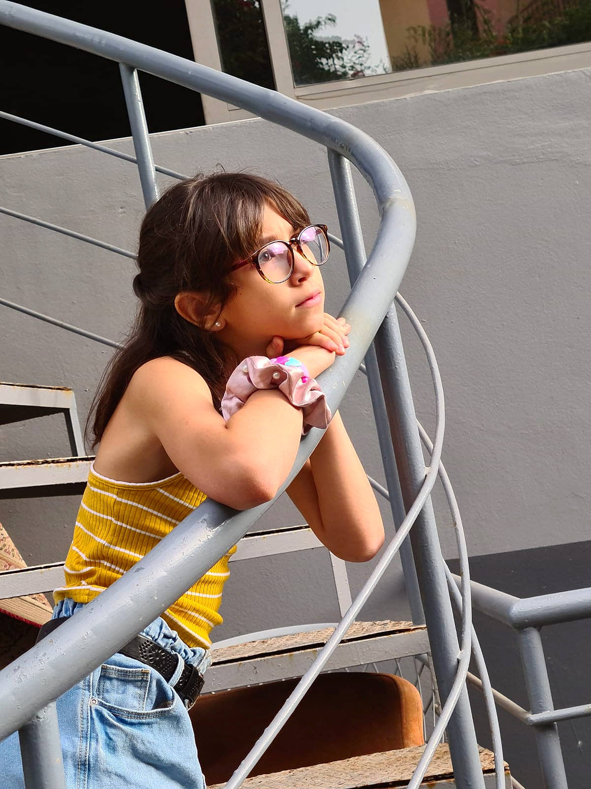 Zineb a rejoint le concours — aidez-le/la à gagner de superbes lots ! belt, child, elbow, eyewear, fun, glasses, happy, human_leg, knee, leisure, person, recreation, shoulder, sitting, street_fashion, t_shirt, thigh, toddler, tourism, vacation