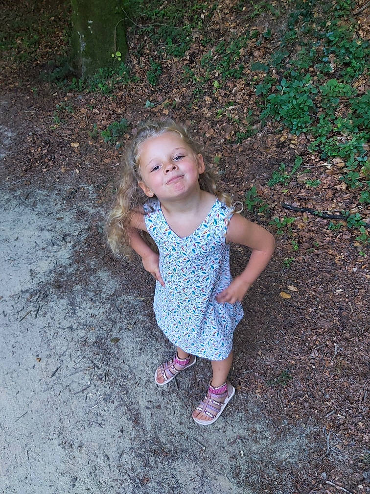 Lilly a rejoint le concours — aidez-le/la à gagner de superbes lots ! child, dress, face, fun, grass, joy, leaf, people, person, photography, plant, sitting, smile, soil, summer, toddler, tree, vacation