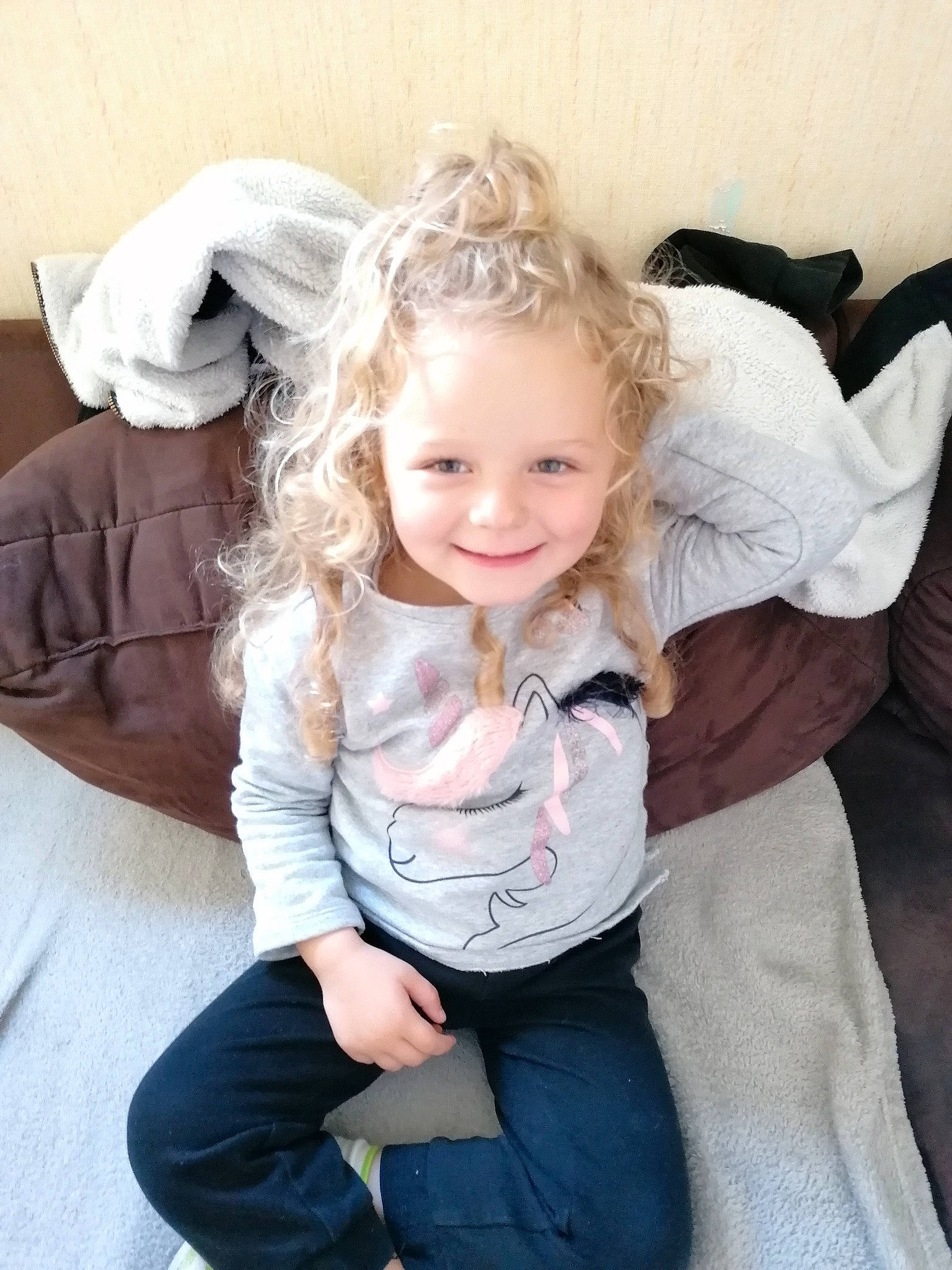 Lilly participe au concours pour gagner de l'argent avec cette photo : baby, blond, cheek, child, child_model, ear, hair, hairstyle, head, joy, long_hair, person, photography, sitting, smile, toddler