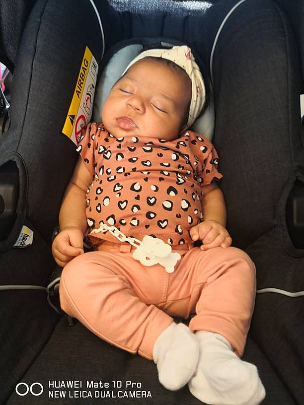 Jade a rejoint le concours — aidez-le/la à gagner de superbes lots ! auto_part, baby, baby_carriage, baby_in_car_seat, baby_products, baby_safety, baby_sleeping, baby_toddler_clothing, car_seat, car_seat_cover, chair, cheek, child, comfort, lap, leg, person, seat_belt, thigh, toddler