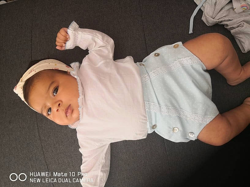 Jade a rejoint le concours — aidez-le/la à gagner de superbes lots ! arm, baby, baby_toddler_clothing, cheek, child, comfort, elbow, finger, flash_photography, fun, gesture, hat, human_body, human_leg, knee, person, skin, sleeve, smile, thigh