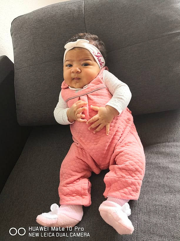 Jade a rejoint le concours — aidez-le/la à gagner de superbes lots ! baby, baby_toddler_clothing, cheek, child, comfort, couch, flash_photography, flooring, foot, fun, gesture, happy, headwear, person, personal_protective_equipment, room, sitting, sleeve, smile, t_shirt