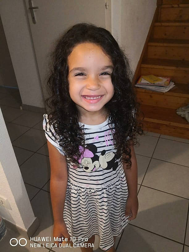 Aya participe au concours pour gagner de l'argent avec cette photo : baby_toddler_clothing, cheek, child, day_dress, eyelash, fashion_accessory, fashion_design, flooring, formal_wear, fun, happy, joy, long_hair, magenta, one_piece_garment, pattern, person, shoulder, sleeve, smile