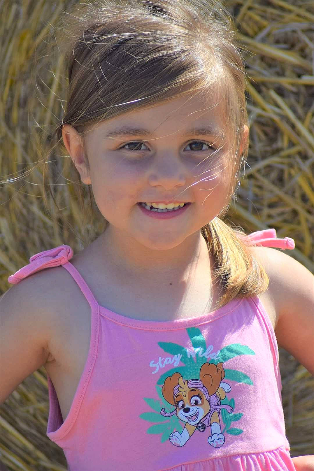 Adryelle participe au concours pour gagner de l'argent avec cette photo : active_tank, arm, chin, eye, facial_expression, fashion, hair, happy, head, human_body, iris, joy, lip, mouth, neck, organ, people_in_nature, person, shoulder, skin