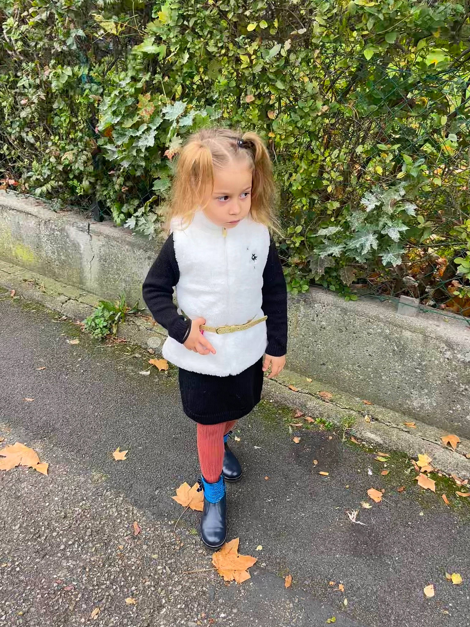 Théa a rejoint le concours — aidez-le/la à gagner de superbes lots ! asphalt, child, denim, grass, hair, head, knee, outerwear, pattern, people_in_nature, person, plant, road_surface, school_uniform, sidewalk, sleeve, toddler, tree, uniform, walking