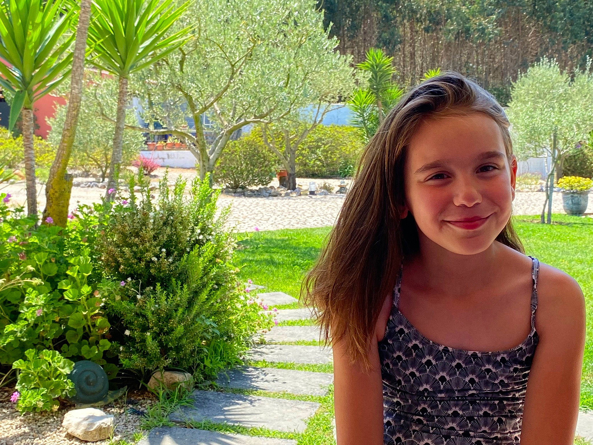 Iliana participe au concours pour gagner de l'argent avec cette photo : arecales, event, garden, goggles, grass, green, happy, jewellery, joy, landscape, lawn, leaf, leisure, nature, people_in_nature, person, plant, shrub, smile, sunglasses