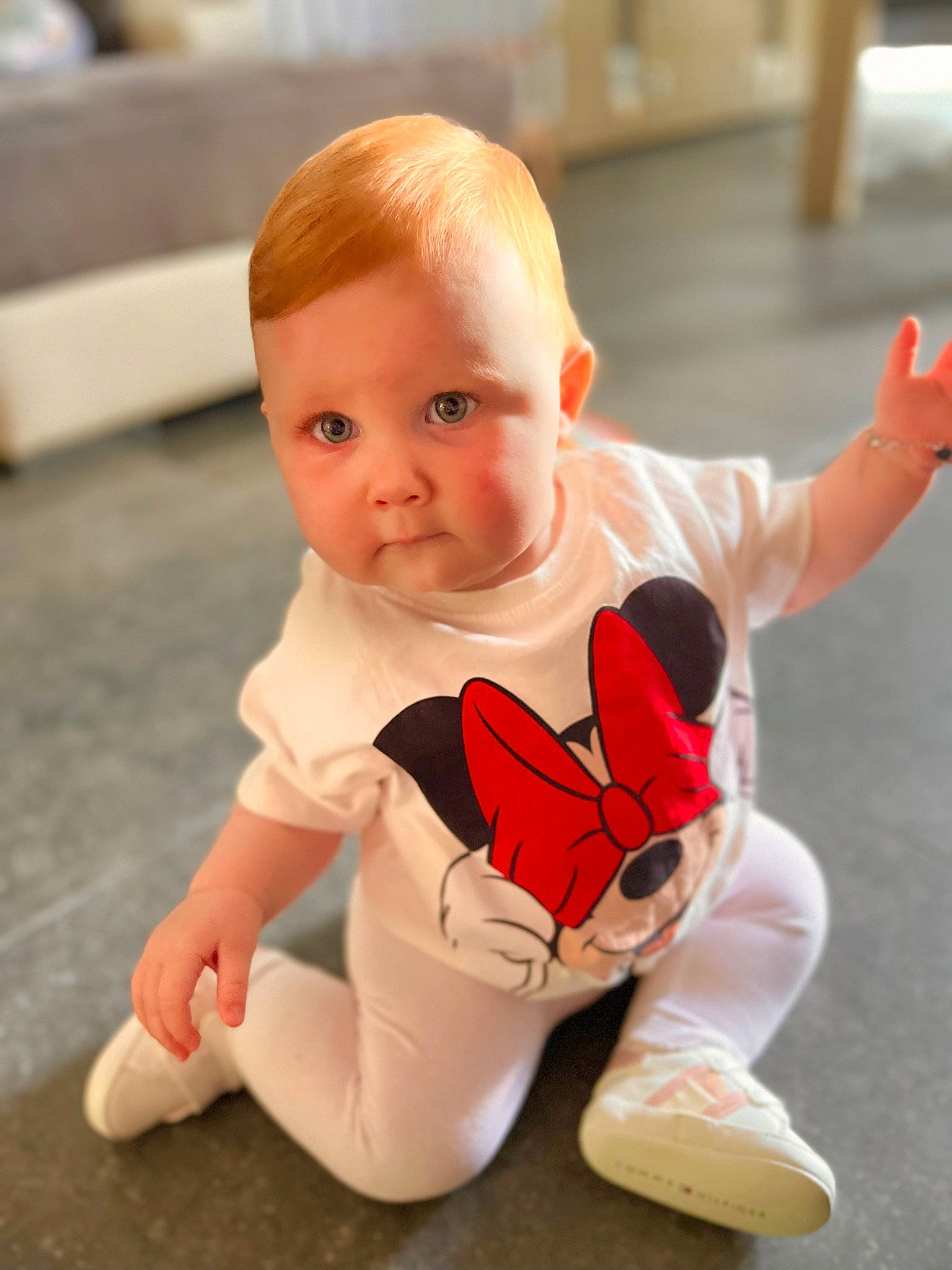 Olivia participe au concours pour gagner de l'argent avec cette photo : baby, baby_toddler_clothing, cheek, child, eye, finger, floor, flooring, fun, happy, human_leg, joint, knee, person, skin, sleeve, t_shirt, thumb, toddler, toy