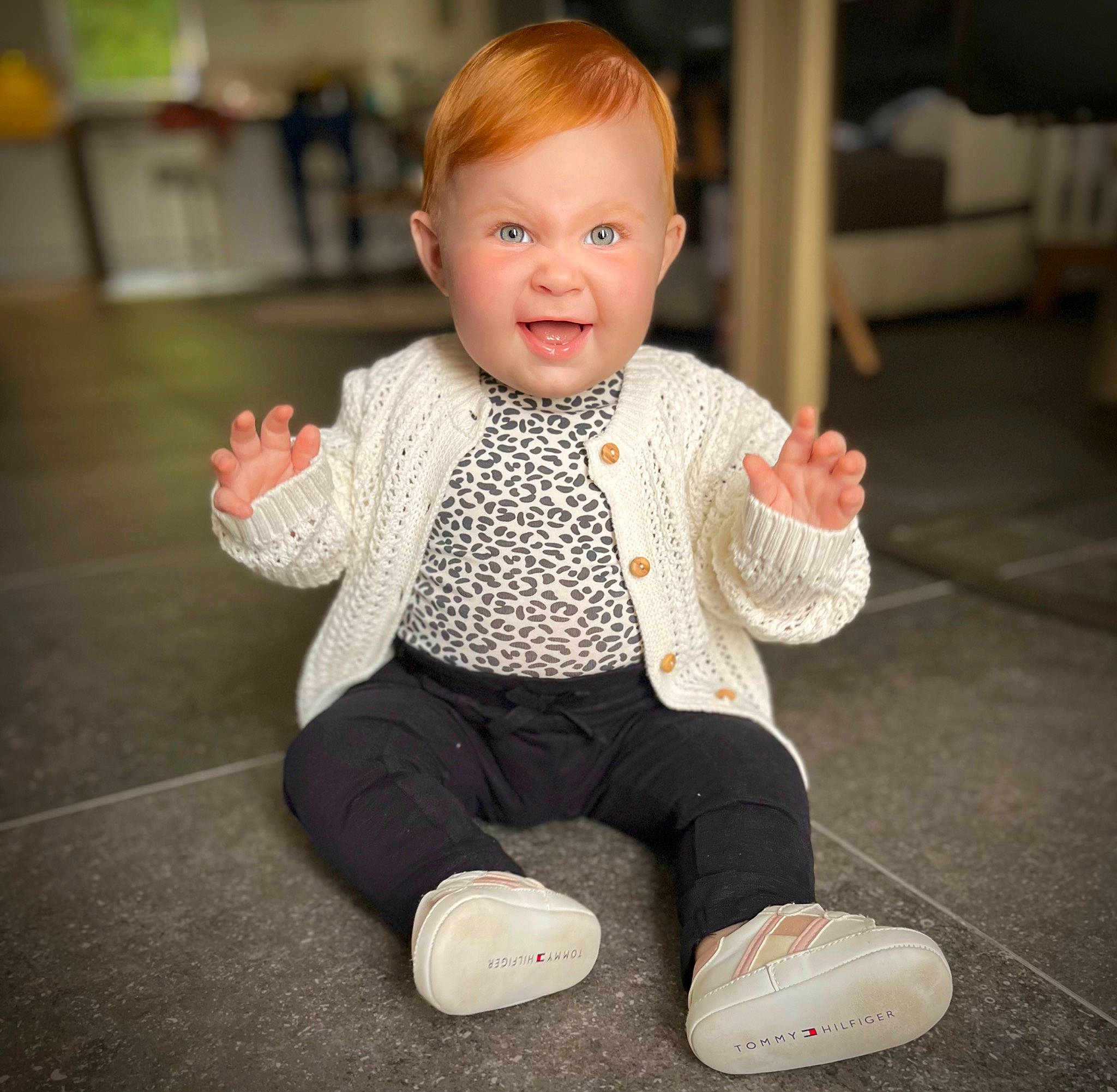 Olivia participe au concours pour gagner de l'argent avec cette photo : anger, baby_toddler_clothing, blazer, cheek, collar, dress_shirt, eye, face, floor, flooring, hair, happy, head, human_body, knee, person, sleeve, smile, standing, tie