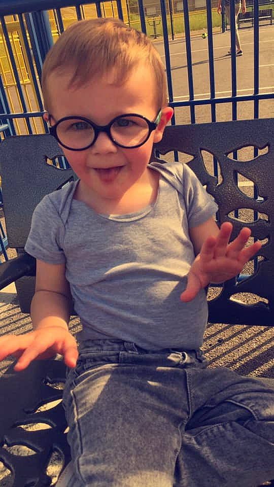 Timéo a rejoint le concours — aidez-le/la à gagner de superbes lots ! cool, eyewear, face, finger, fun, gesture, glasses, goggles, hairstyle, hand, happy, head, muscle, organ, person, shoulder, sleeve, standing, thumb, toddler