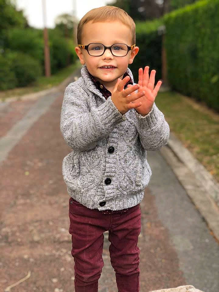 Timéo a rejoint le concours — aidez-le/la à gagner de superbes lots ! cheek, cool, face, facial_expression, finger, gesture, grass, hairstyle, happy, head, human, joy, leaf, lip, nose, people_in_nature, person, skin, sleeve, smile