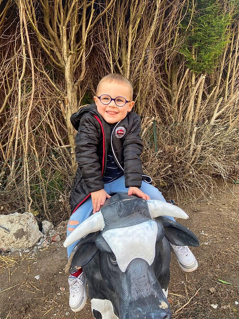 Timéo a rejoint le concours — aidez-le/la à gagner de superbes lots ! adventure, electric_blue, eye, fun, grass, happy, jacket, joy, landscape, leisure, outdoor_recreation, people_in_nature, person, personal_protective_equipment, recreation, smile, sneakers, soil, sunglasses, toddler