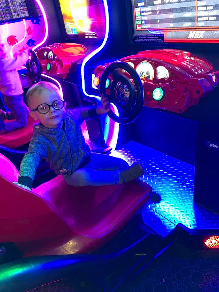 Timéo participe au concours pour gagner de l'argent avec cette photo : art, display_device, electric_blue, entertainment, event, eyewear, fun, games, glasses, hat, leisure, light, luxury_vehicle, machine, magenta, music, neon, person, purple, technology