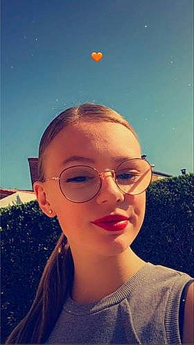 Mélanie participe au concours pour gagner de l'argent avec cette photo : chin, cool, eyewear, face, forehead, glasses, hair, hairstyle, head, lip, nose, person, photography, selfie, sky, smile, summer, sunglasses, sunlight, vacation