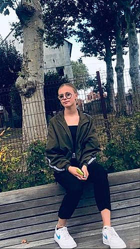 Mélanie participe au concours pour gagner de l'argent avec cette photo : fashion, footwear, jacket, leg, neck, outerwear, person, photo_shoot, photography, shoe, street_fashion, style