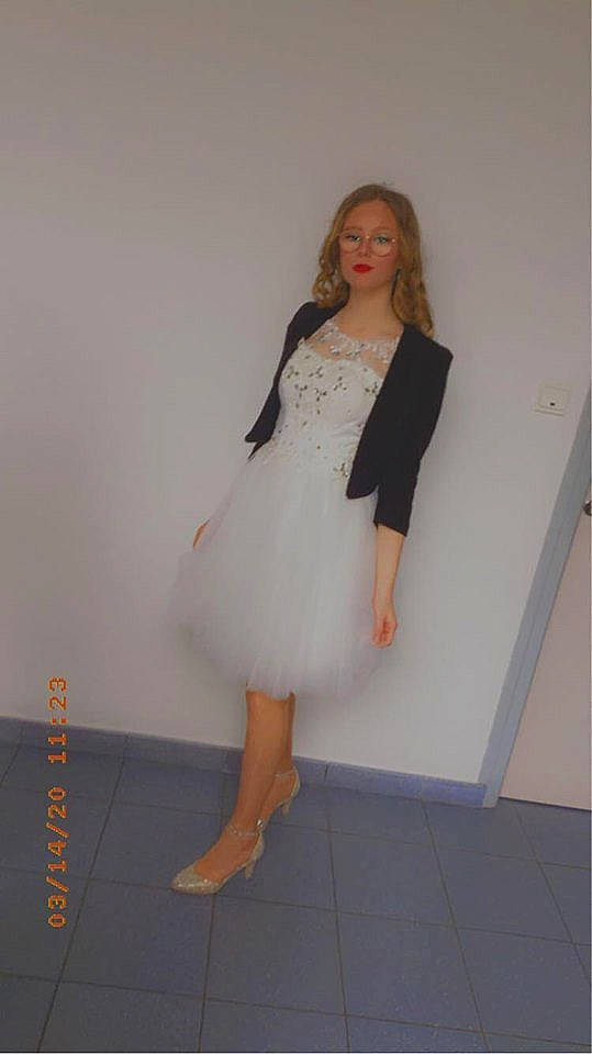 Mélanie participe au concours pour gagner de l'argent avec cette photo : ankle, barefoot, clothing, cocktail_dress, costume, dress, fashion_design, footwear, formal_wear, hip, human_leg, joint, knee, leg, long_hair, person, shoe, shoulder, standing, thigh