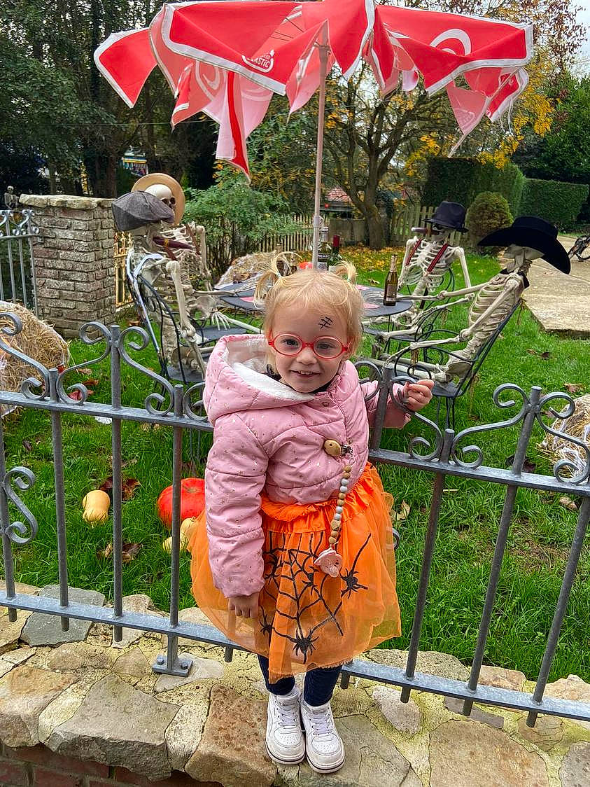 Liséa a rejoint le concours — aidez-le/la à gagner de superbes lots ! botany, child, event, fashion_accessory, fence, fun, garden, grass, joy, leaf, leisure, people, person, plant, pole, recreation, smile, toddler, tree, umbrella