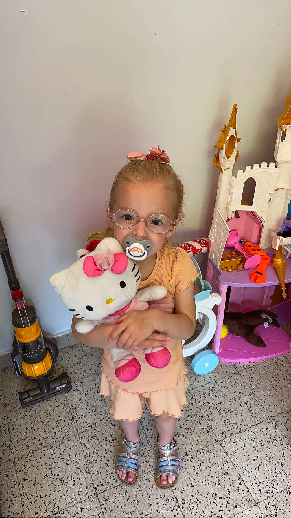 Liséa participe au concours pour gagner de l'argent avec cette photo : baby, baby_products, baby_toddler_clothing, baby_toys, child, event, fun, guitar, happy, musical_instrument, person, pink, room, sandal, shoe, sitting, skin, stuffed_toy, thigh, toddler