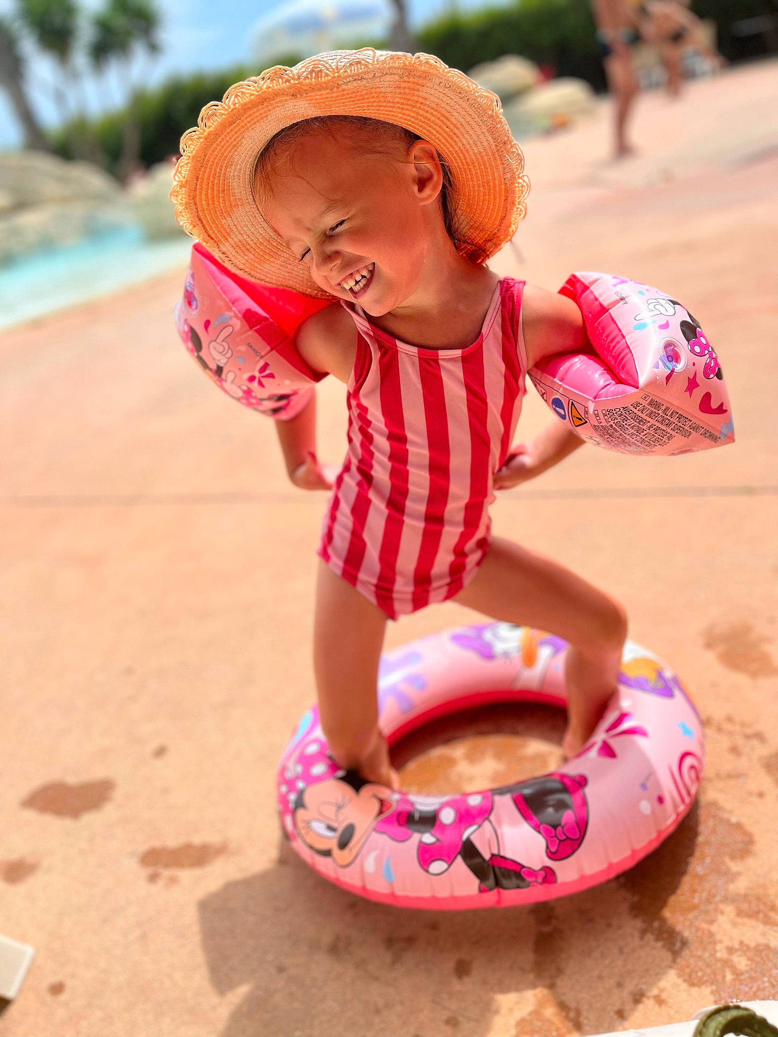 Liséa participe au concours pour gagner de l'argent avec cette photo : baby_toddler_clothing, child, fashion_accessory, fun, happy, hat, joy, landscape, leisure, people_in_nature, person, pink, recreation, sand, shorts, sitting, sky, smile, summer, sun_hat