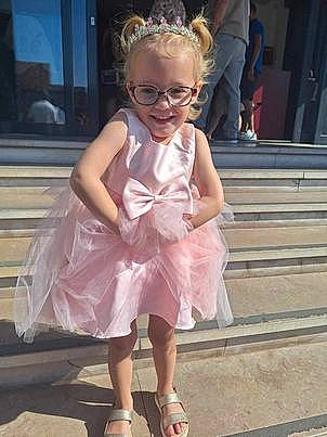 Liséa a rejoint le concours — aidez-le/la à gagner de superbes lots ! blond, child, dress, event, eyewear, foot, formal_wear, fun, glasses, goggles, happy, human_leg, joy, leg, person, pink, sandal, smile, summer, sunglasses