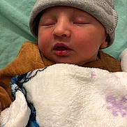Eliot participe au concours pour gagner de l'argent avec cette photo : baby, sleeping, blanket, hat, infant, cozy, soft, peaceful, child, resting, cute, warm, face, headwear, indoors, portrait, comfort, toddler, fabric, clothing