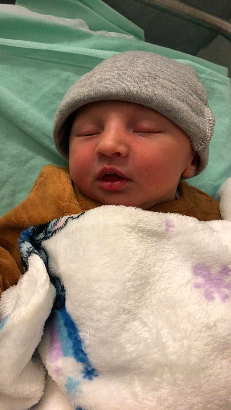 Eliot participe au concours pour gagner de l'argent avec cette photo : baby, sleeping, blanket, hat, infant, cozy, soft, peaceful, child, resting, cute, warm, face, headwear, indoors, portrait, comfort, toddler, fabric, clothing