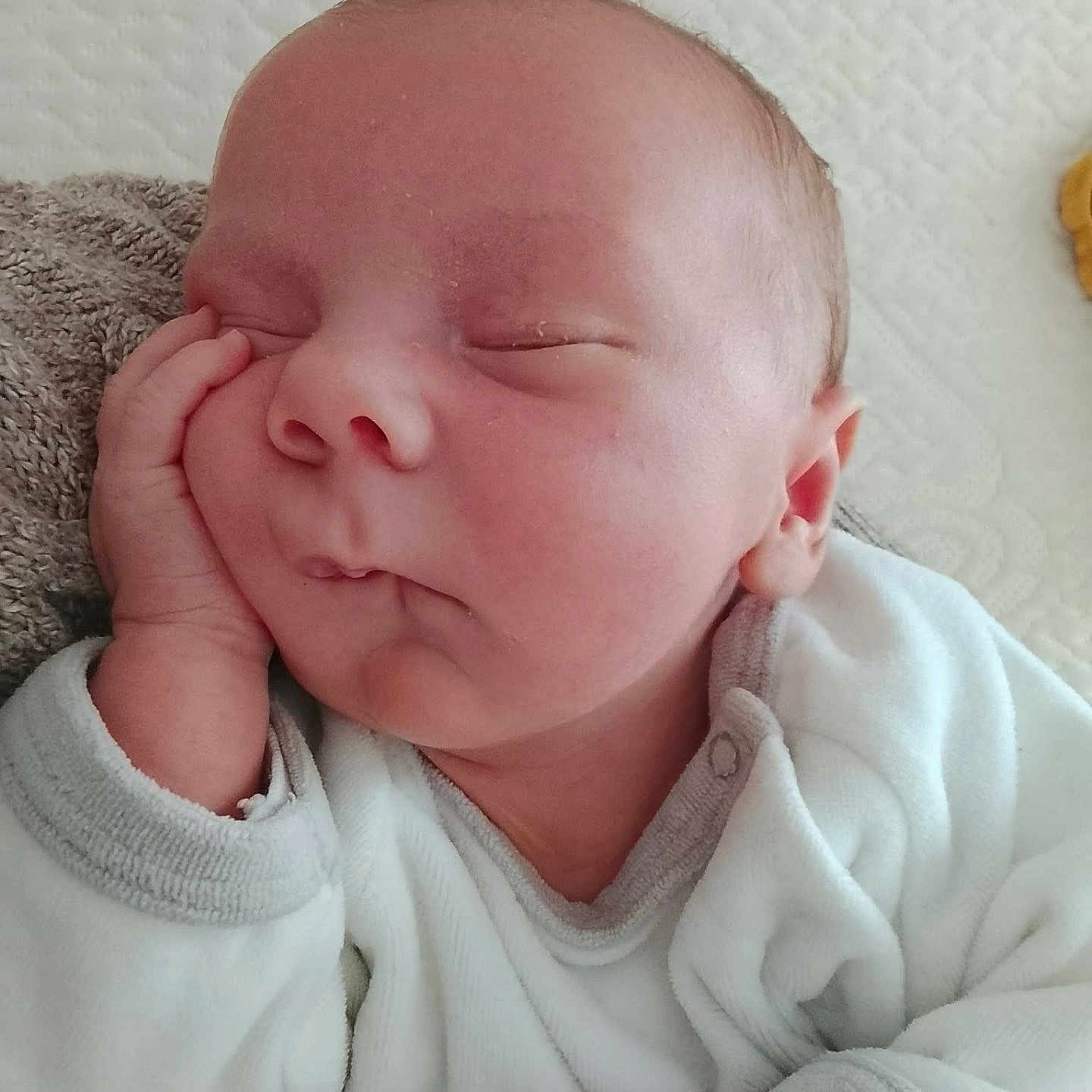 Thyméo a rejoint le concours — aidez-le/la à gagner de superbes lots ! baby, newborn, sleeping, infant, hand, face, cozy, white_clothing, soft_texture, peaceful, portrait, closeup, skin, cute, resting, child, person, indoors, young, toddler