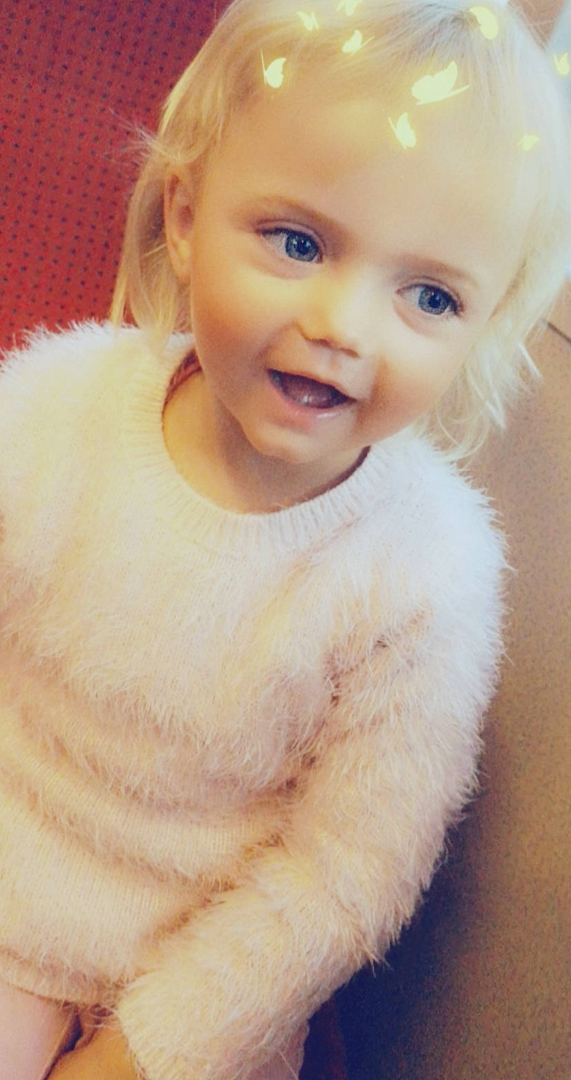 Kayna participe au concours pour gagner de l'argent avec cette photo : baby, blond, cheek, child, child_model, chin, ear, eye, eyebrow, face, fur, fur_clothing, hair, lip, nose, outerwear, person, portrait, skin, smile