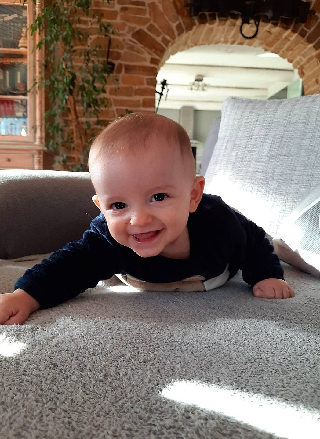 Elio a rejoint le concours — aidez-le/la à gagner de superbes lots ! baby, baby_toddler_clothing, carpet, child, comfort, crawling, floor, flooring, hairstyle, happy, hardwood, human, joy, person, product, room, sitting, smile, standing, t_shirt