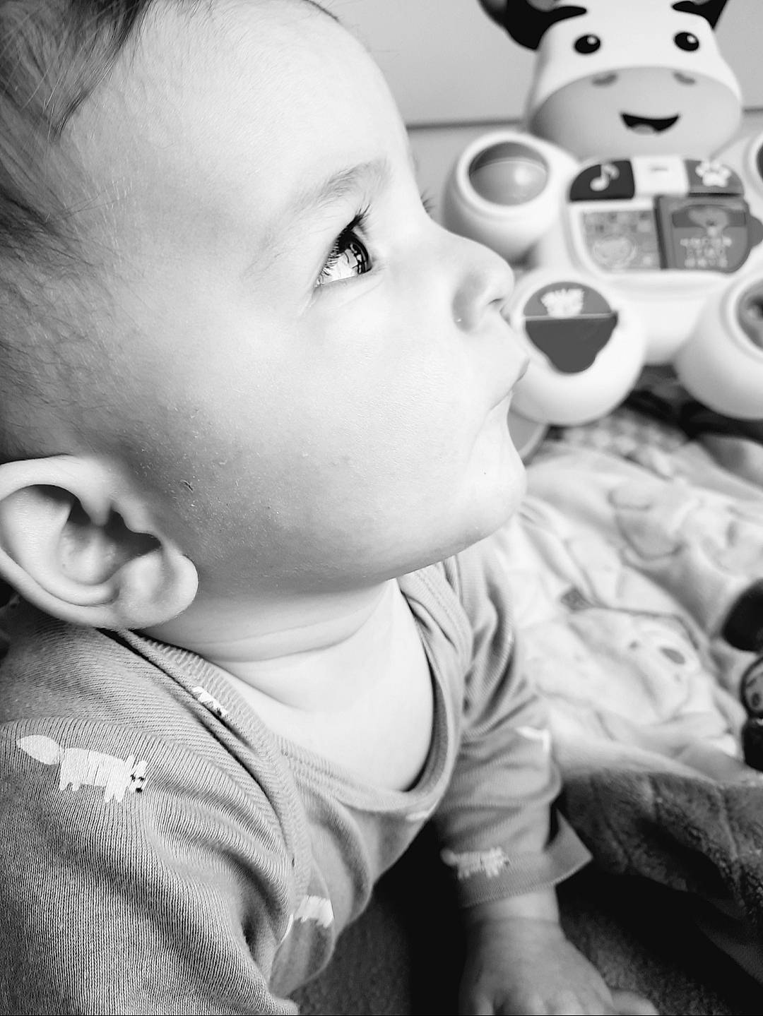 Elio a rejoint le concours — aidez-le/la à gagner de superbes lots ! black, black_and_white, cheek, ear, eye, eyebrow, eyelash, hand, happy, human, iris, lip, mammal, mouth, nose, organ, person, photograph, skin, smile