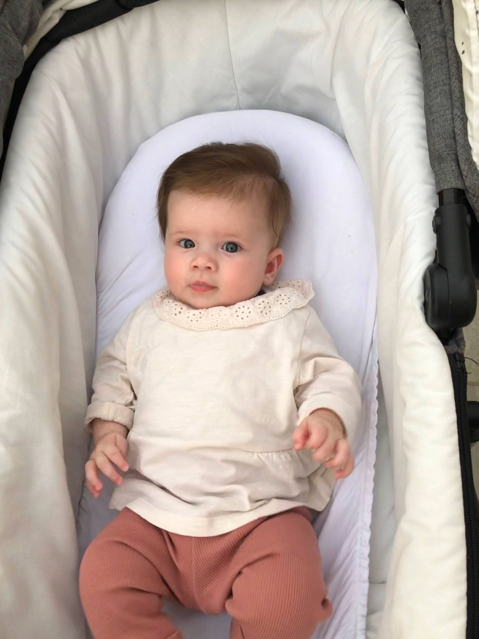 Juliette a rejoint le concours — aidez-le/la à gagner de superbes lots ! baby, baby_carriage, baby_in_car_seat, baby_products, cheek, child, comfort, eye, head, person, product, sitting, skin, toddler