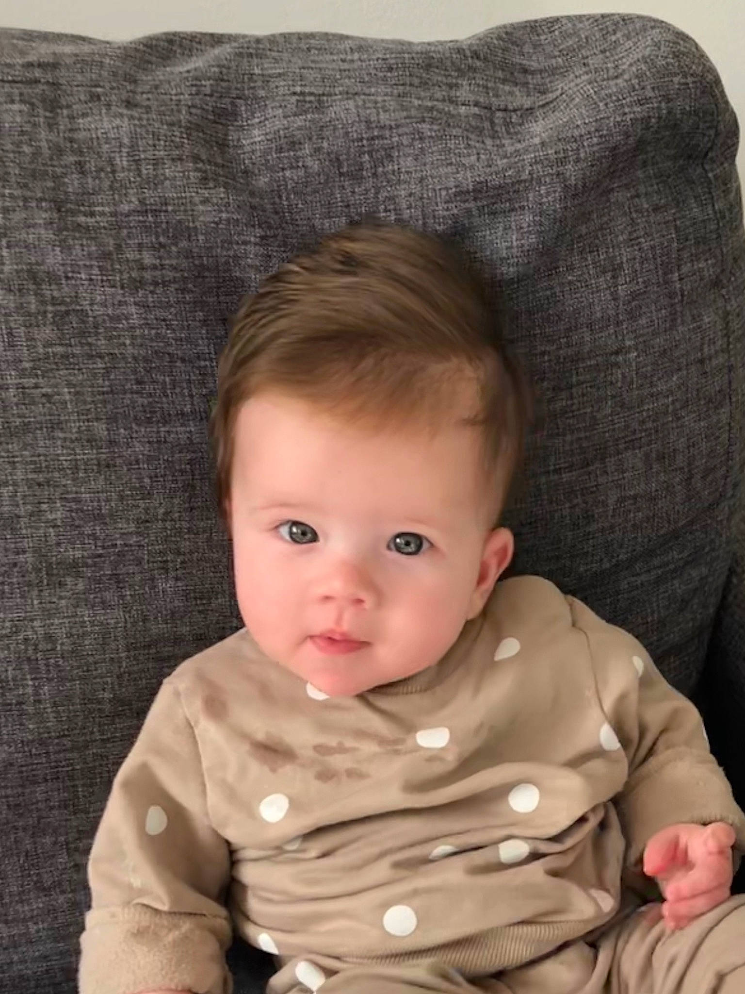 Juliette participe au concours pour gagner de l'argent avec cette photo : baby, beige, cheek, child, eye, face, head, lip, pattern, person, sitting, skin, toddler