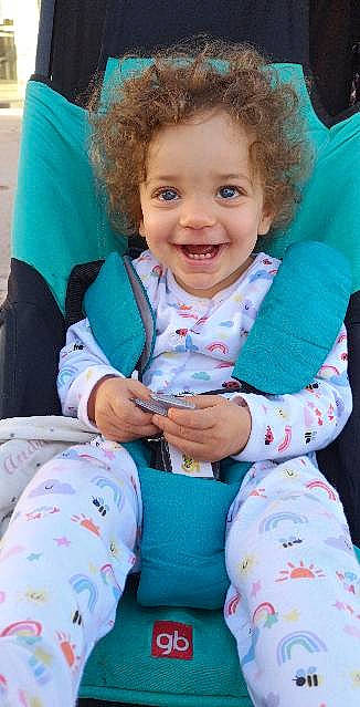 Andrea participe au concours pour gagner de l'argent avec cette photo : arm, baby_toddler_clothing, blue, child, event, finger, fun, gesture, grass, hairstyle, hand, happy, iris, joy, people, person, pink, product, skin, smile